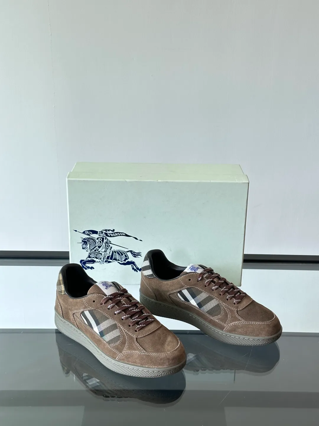 p400💰Men's Shoes ▫️B's men's classic low-top sneakers are reinterpreted with Vintage retro plaid cotton and cowhide materials, and are decorated with a new brand logo. Features embossed Burberry lettering logo on heel and original outsole! Size: 38-44 (45.46 customized)